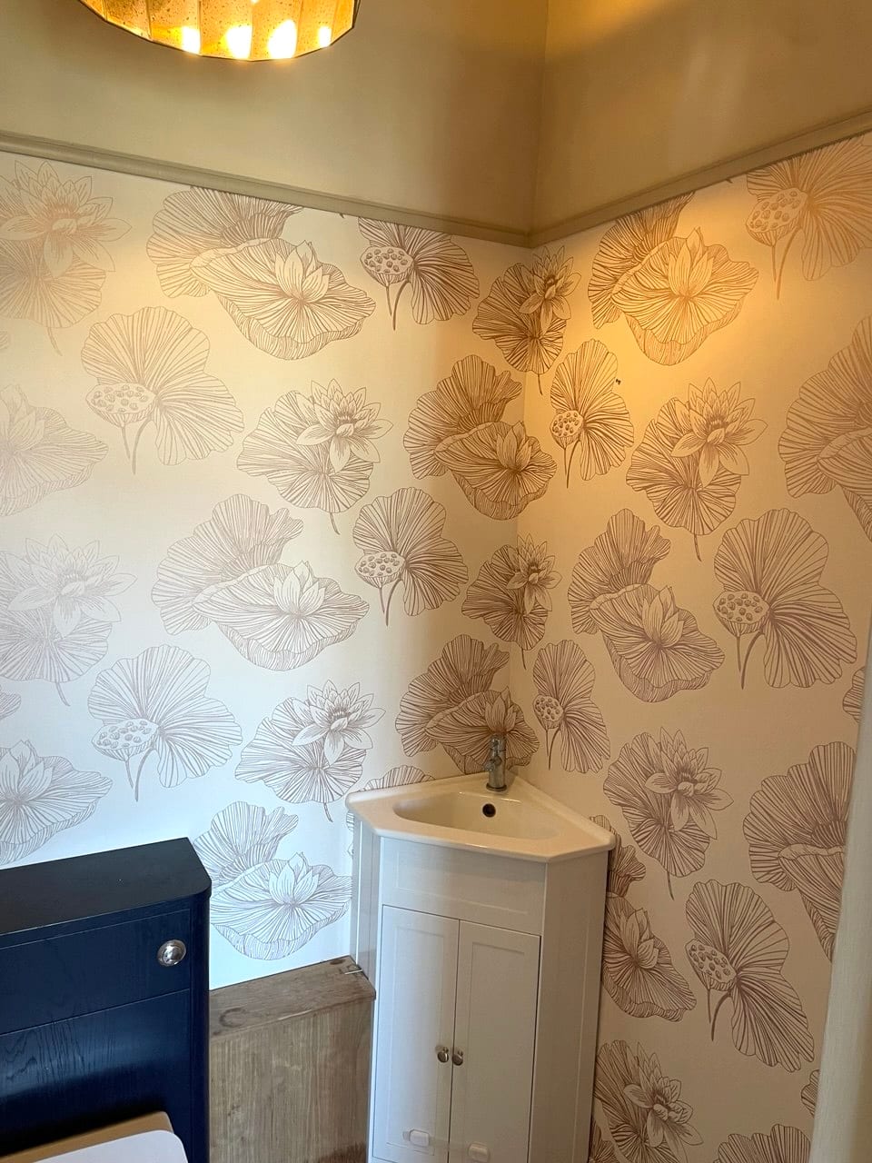 Ivory, Gold & dusty pink wallpaper - Small cloakroom